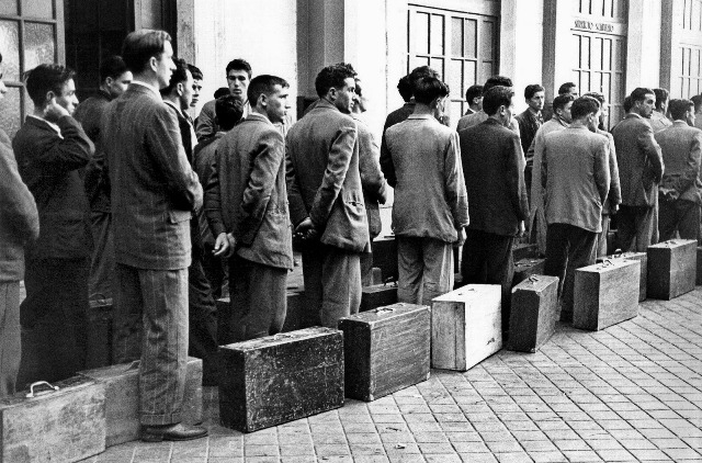 Un-grupo-de-emigrantes-españoles-rumbo-a-Bélgica-a-finales-de-la-década-de-los-50